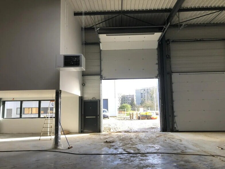 Light Industrial in Grigny to rent - Interior Photo - Image 3 of 4