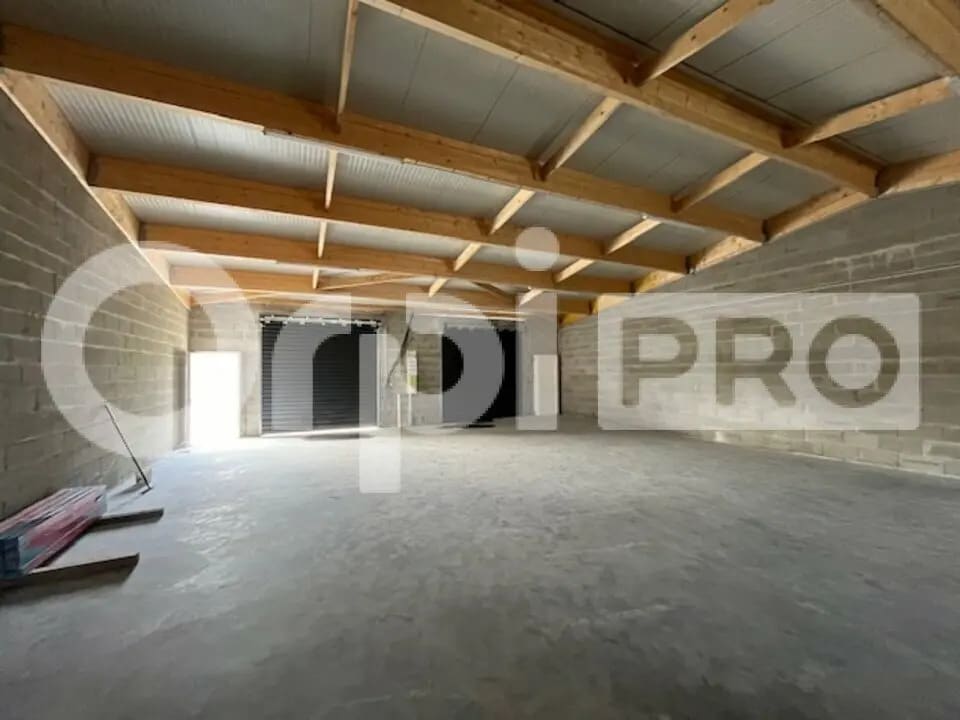 Location Entrepôt 197 m² - Photo 1