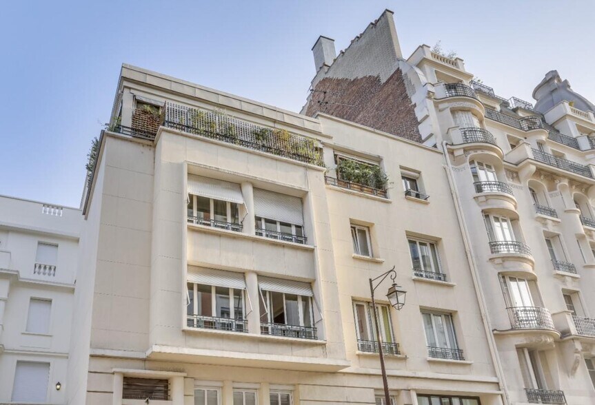 Office in Neuilly-sur-Seine for sale - Building Photo - Image 1 of 11