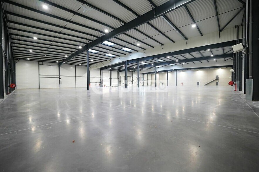 Industrial in Saint-Laurent-de-Mure to rent - Interior Photo - Image 2 of 12