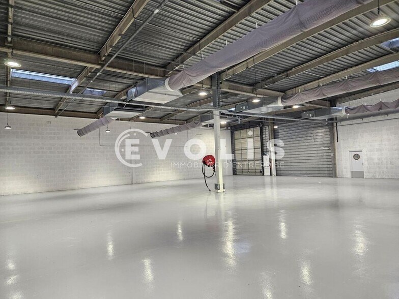 Light Industrial in Massy to rent - Interior Photo - Image 2 of 23