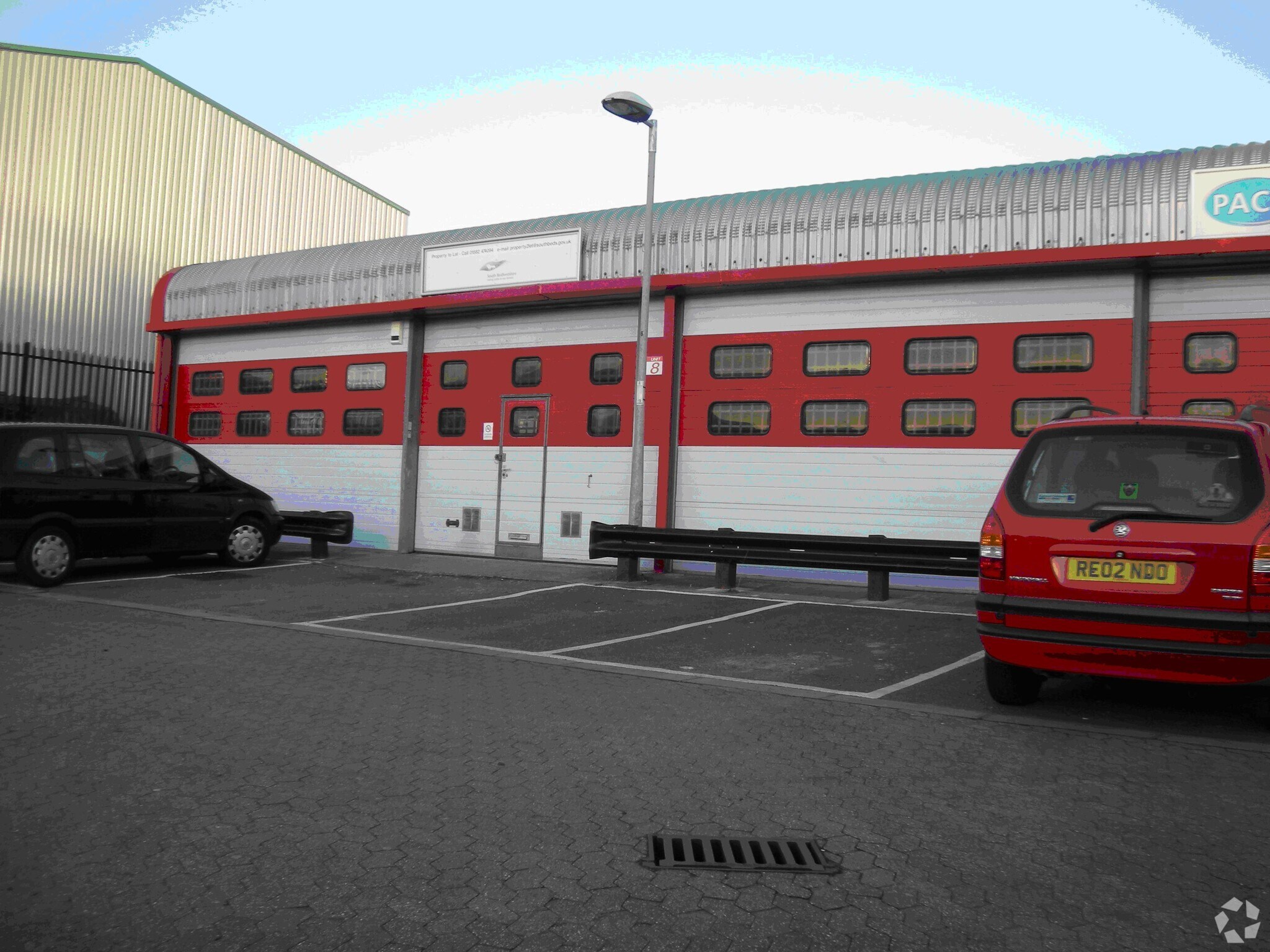 Acacia Clos, Leighton Buzzard for sale Primary Photo- Image 1 of 1