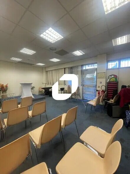 Light Industrial in Palaiseau to rent - Interior Photo - Image 2 of 8