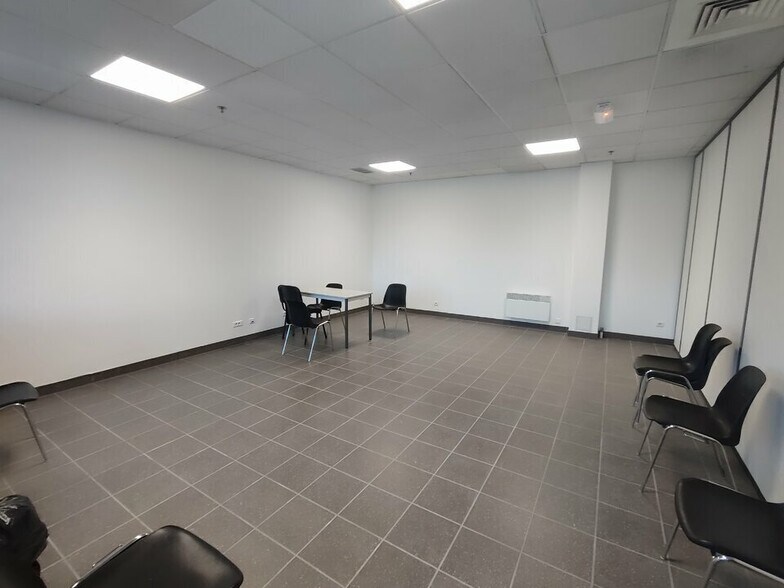 Office in Saint-Quentin-Fallavier to rent - Interior Photo - Image 2 of 3