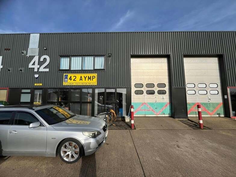 Edison Rd, Aylesbury to rent - Building Photo - Image 2 of 9