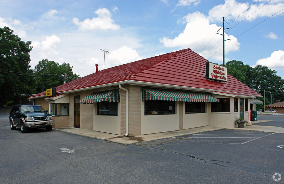 715 E Dixie Dr, Asheboro, NC for rent - Building Photo - Image 1 of 3