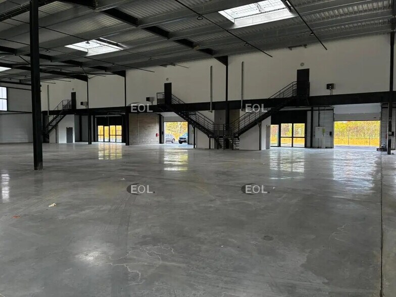 Light Industrial in Villebon-sur-Yvette to rent - Interior Photo - Image 2 of 8