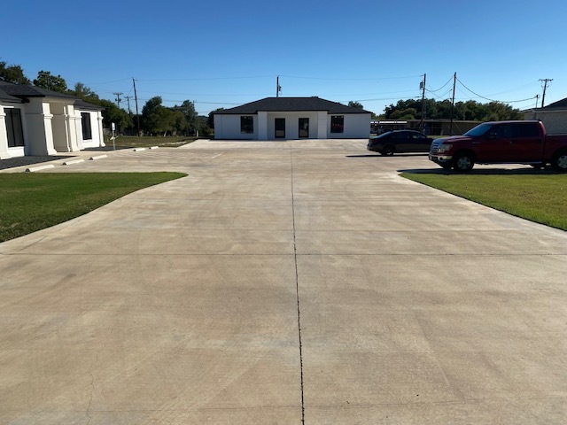 381 Mill Creek Dr, Salado, TX for rent - Building Photo - Image 3 of 24