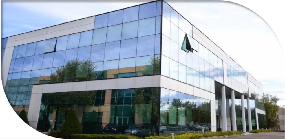 19 Bis Avenue Du Québec, Villebon-sur-Yvette to rent - Building Photo - Image 2 of 6