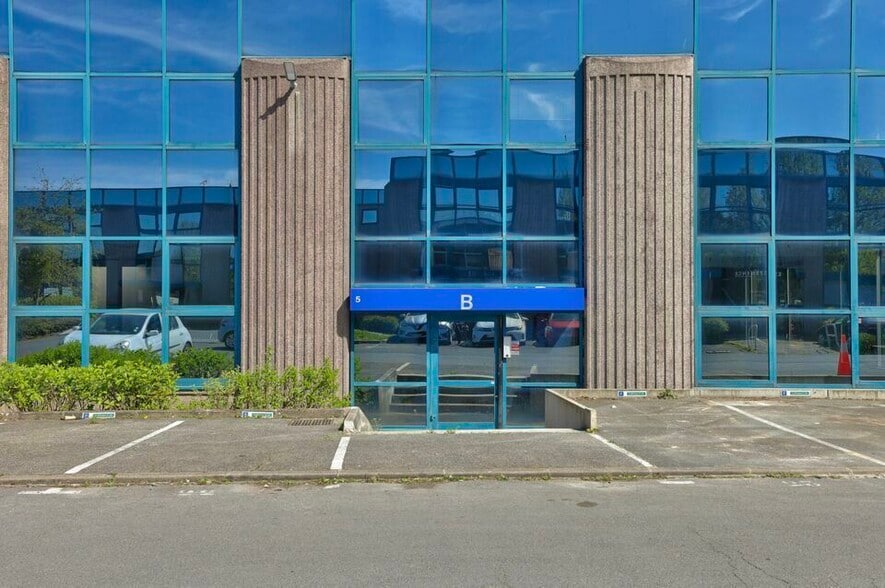 7 Avenue Des Freres Lumiere, Villiers-sur-Marne to rent - Building Photo - Image 2 of 8