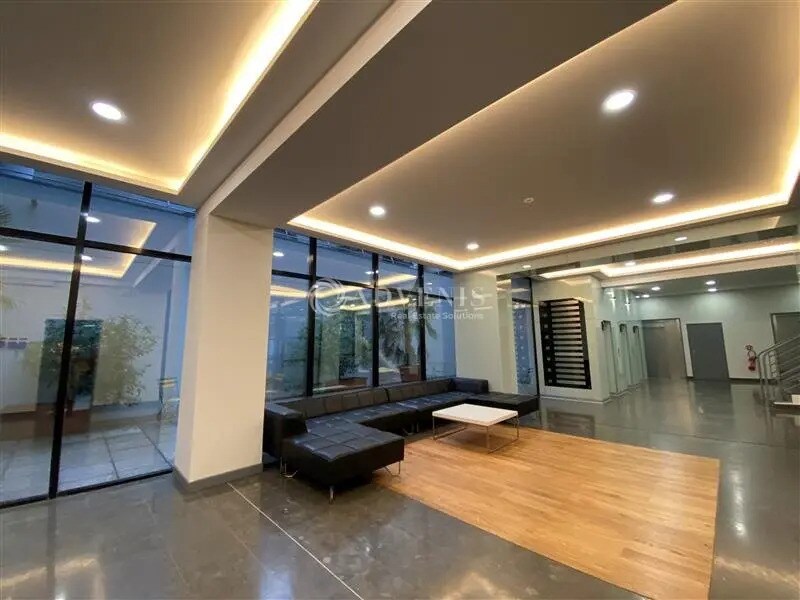 Office in Montigny-le-Bretonneux to rent Lobby- Image 1 of 7