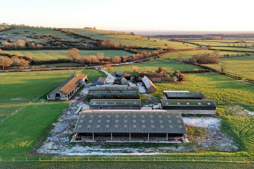 B4011, Aylesbury to rent - Building Photo - Image 2 of 3