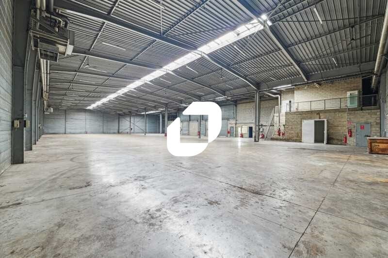 Light Industrial in Louvres to rent - Building Photo - Image 2 of 19