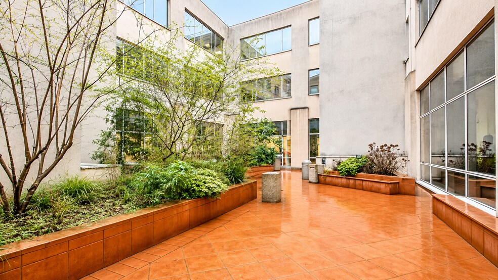Office in Saint-Ouen-sur-Seine to rent - Building Photo - Image 2 of 14