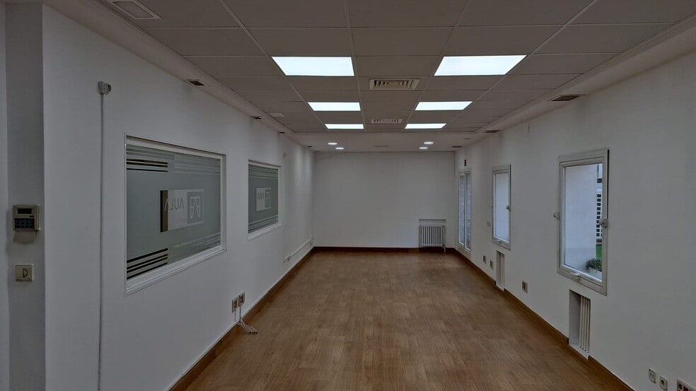 Office in Madrid, Madrid to rent - Interior Photo - Image 3 of 12