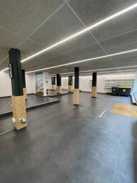 Retail in Boulogne-Billancourt to rent - Interior Photo - Image 2 of 8