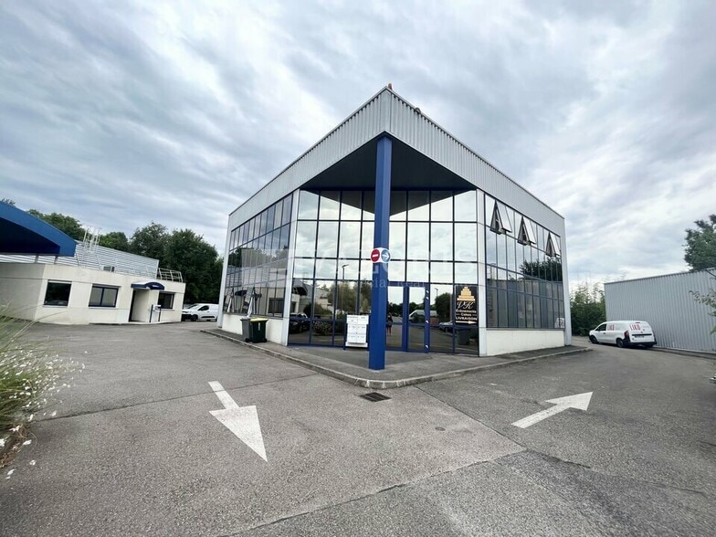 Office in Saint-Genis-Laval to rent - Building Photo - Image 1 of 5