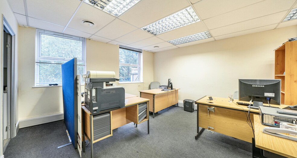 41 The Broadway, London to rent - Interior Photo - Image 3 of 7