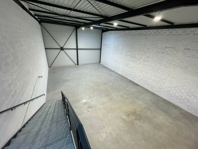 Light Industrial in Le Thillay to rent - Interior Photo - Image 3 of 5