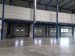 Industrial in Miribel to rent Building Photo- Image 2 of 4