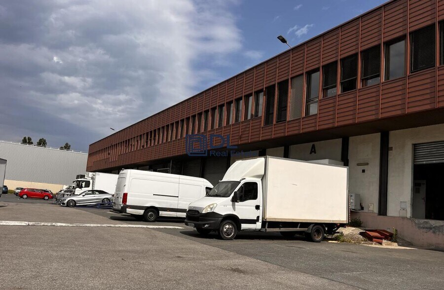 Industrial in Wissous to rent - Building Photo - Image 1 of 4