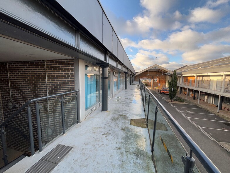 Wolverton Park Rd, Milton Keynes to rent - Building Photo - Image 2 of 20