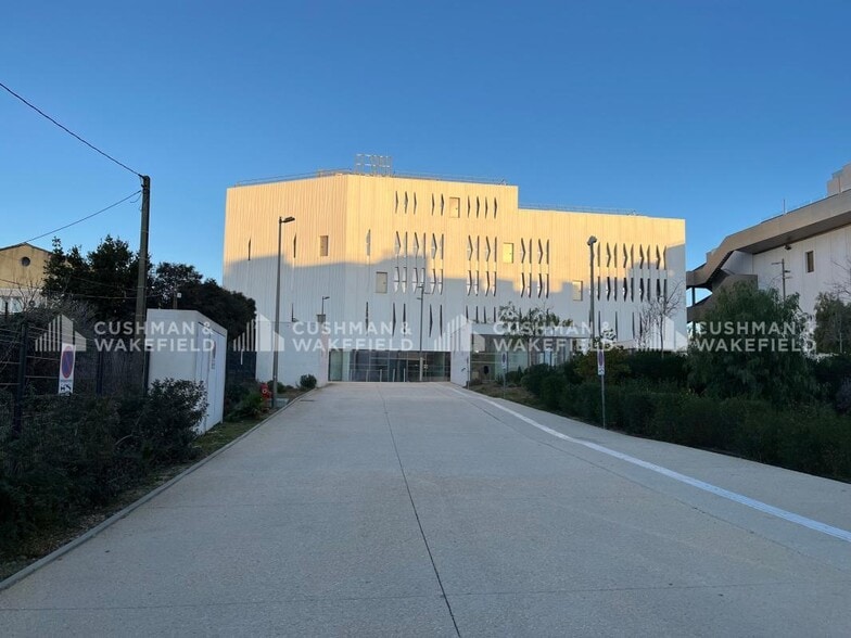 Office in La Ciotat to rent - Building Photo - Image 3 of 9