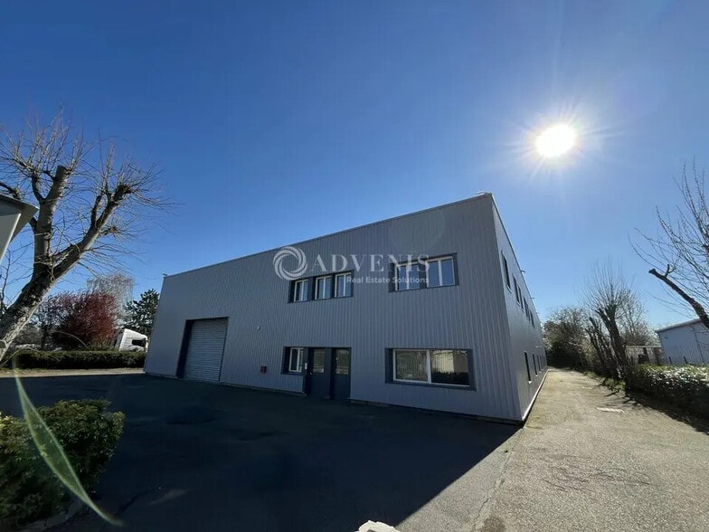 Industrial in Coignières to rent - Building Photo - Image 2 of 8