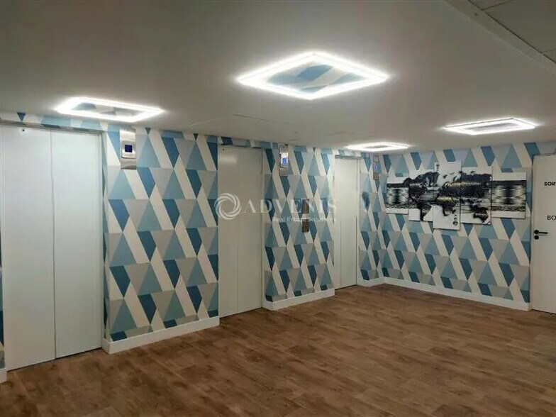 Office in Boissy-Saint-Léger to rent - Building Photo - Image 3 of 8