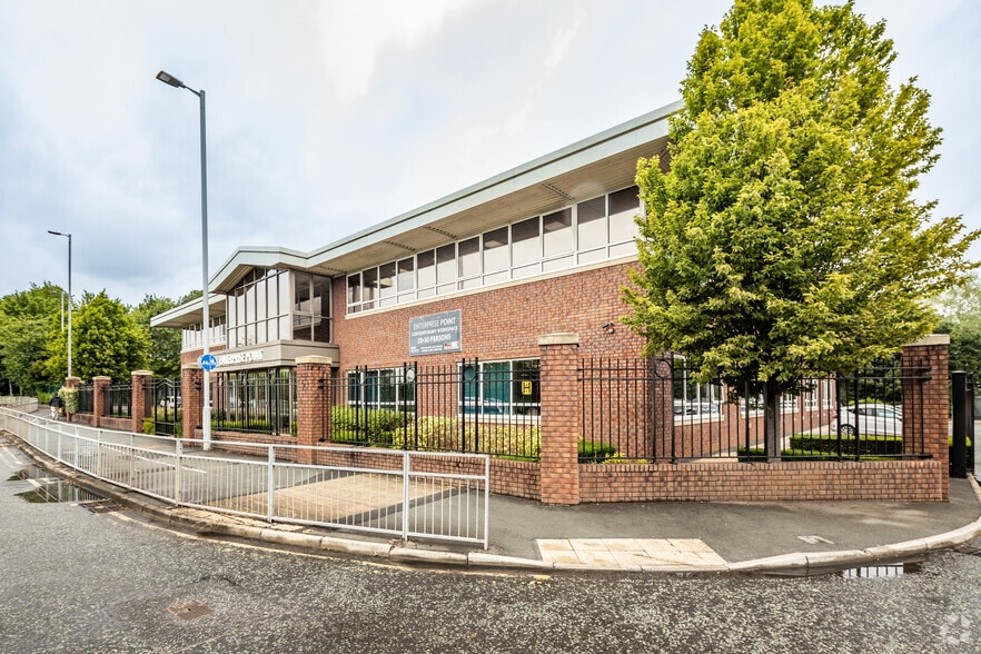 Altrincham Rd, Manchester to rent - Building Photo - Image 1 of 11