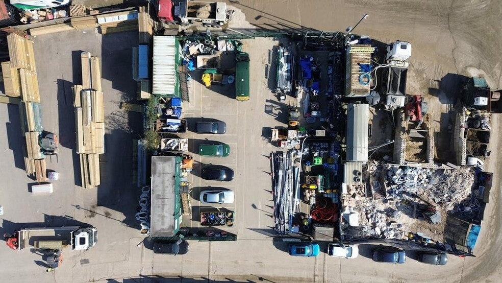 Trout Rd, West Drayton to rent - Building Photo - Image 2 of 12