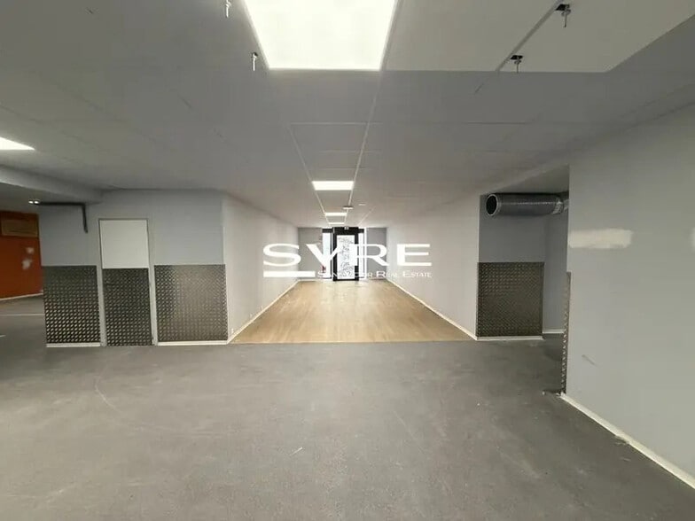 Retail in Marseille to rent - Interior Photo - Image 2 of 8
