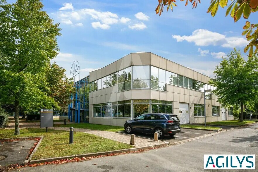 Light Industrial in Les Ulis to rent - Building Photo - Image 2 of 5