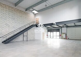 Light Industrial in Éragny to rent Interior Photo- Image 1 of 1