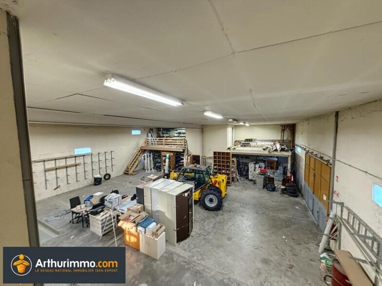Light Industrial in Bourgoin-Jallieu to rent - Interior Photo - Image 1 of 6