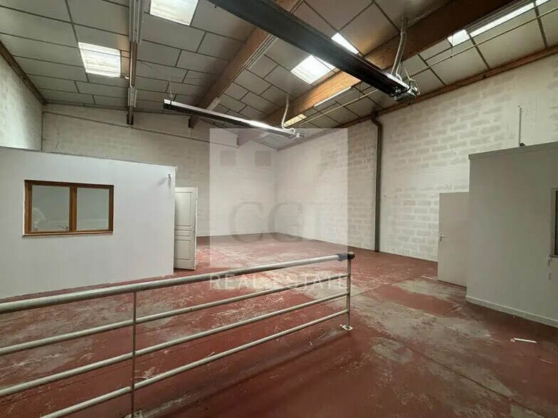 Light Industrial in Genas to rent - Interior Photo - Image 2 of 10
