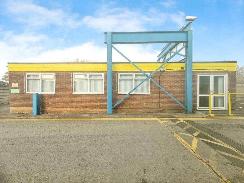 Kennedy Rd, Manchester to rent - Building Photo - Image 2 of 4