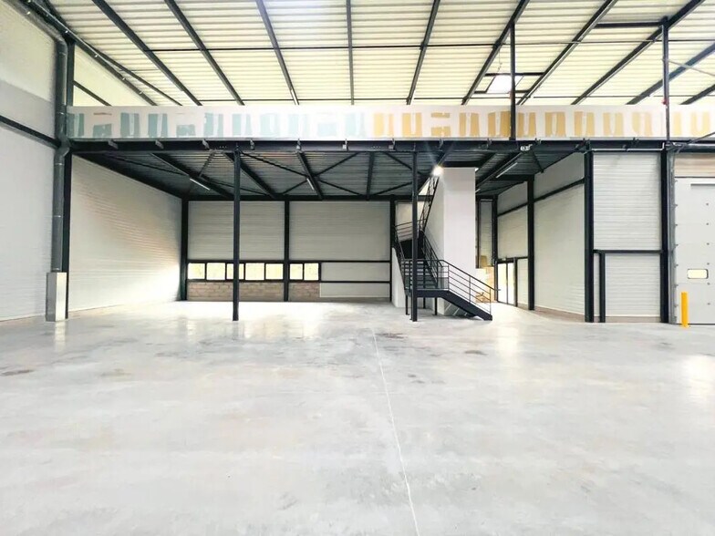 Light Industrial in Plaisir to rent - Building Photo - Image 3 of 23