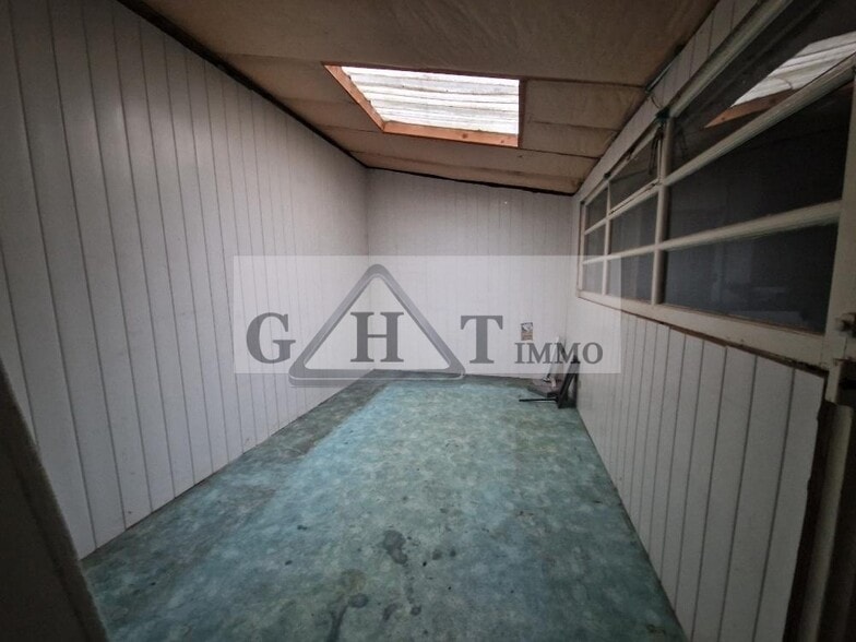 Retail in Montmorency to rent - Interior Photo - Image 3 of 10