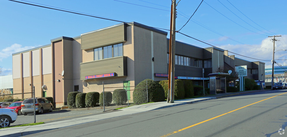 3314-3318 Oak St, Saanich, BC for rent - Primary Photo - Image 1 of 7