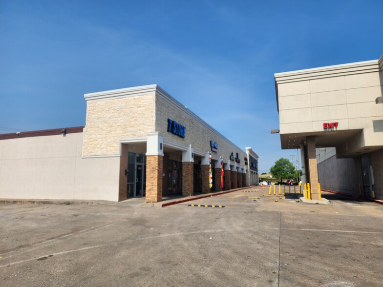 1028-1052 W Camp Wisdom Rd, Dallas, TX for rent - Building Photo - Image 2 of 3