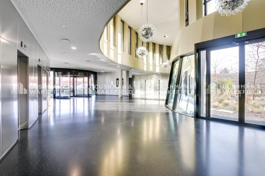 14 Mail Du Commandant Cousteau, Massy to rent - Building Photo - Image 3 of 18