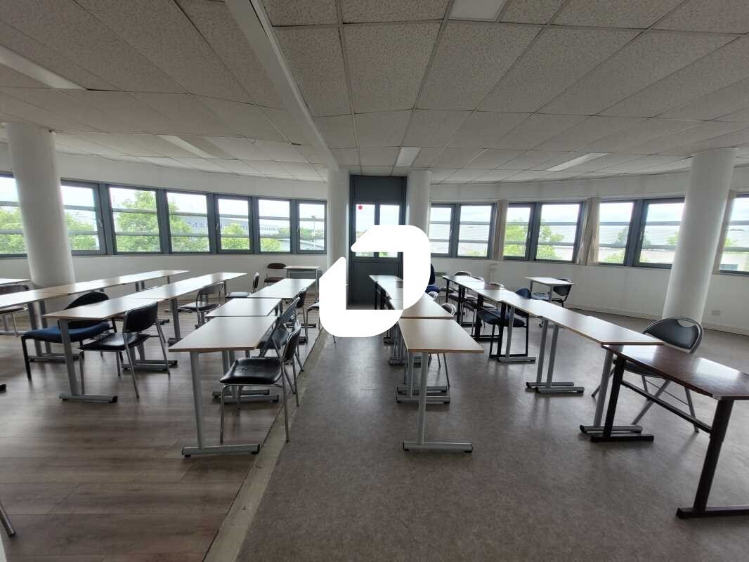 Light Industrial in Poissy to rent Building Photo- Image 1 of 19