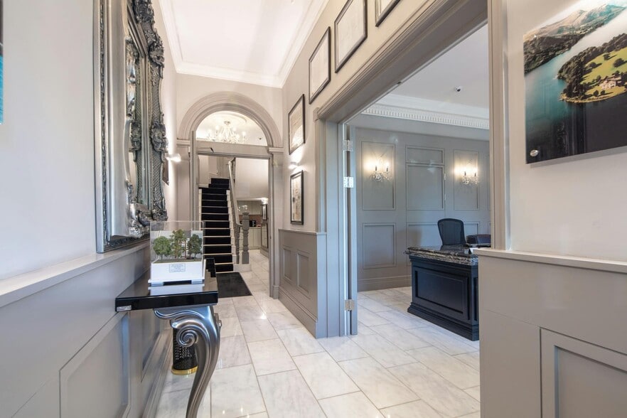 28 Park Sq W, Leeds to rent - Building Photo - Image 1 of 11