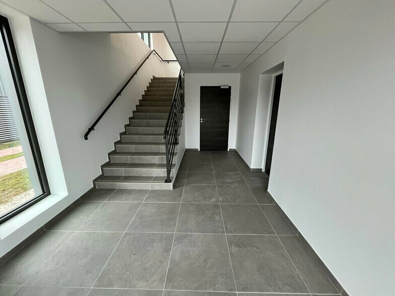 Light Industrial in Courtry for sale - Interior Photo - Image 2 of 8