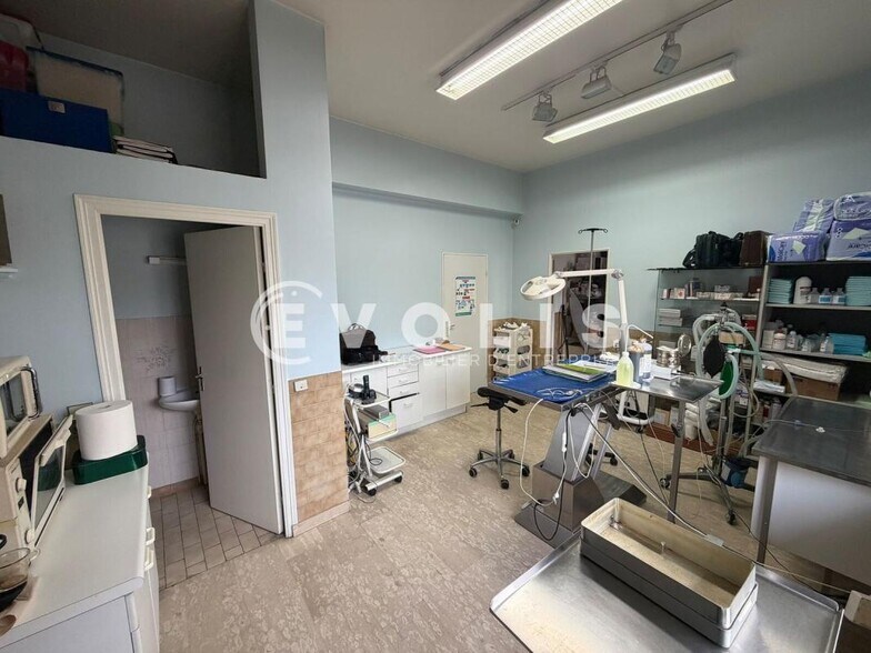 Light Industrial in Ivry Sur Seine to rent - Interior Photo - Image 2 of 11
