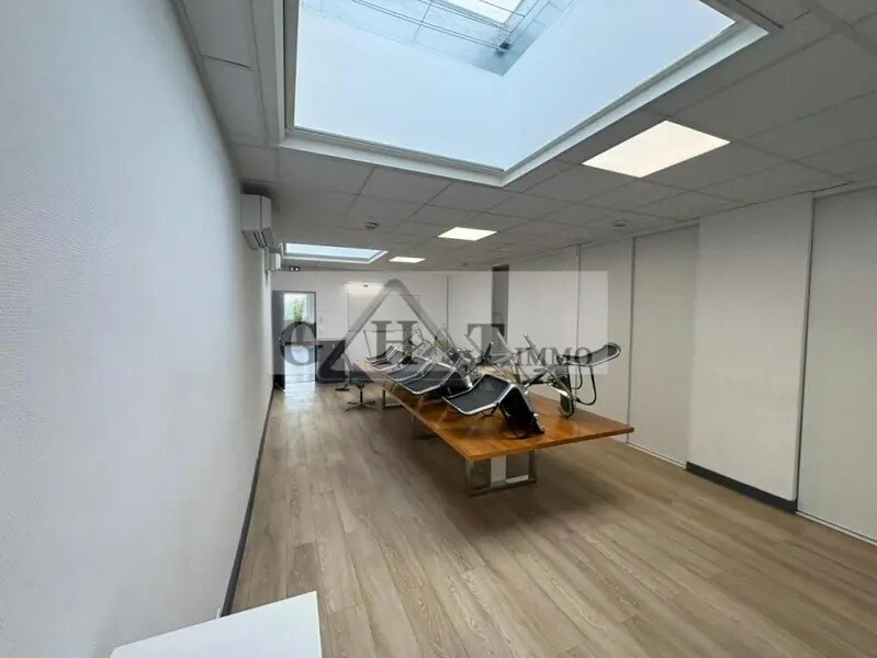 Office in Vaux-le-Pénil to rent Interior Photo- Image 1 of 13