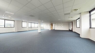575-655 Allée Des Parcs, Saint-Priest to rent Interior Photo- Image 2 of 16