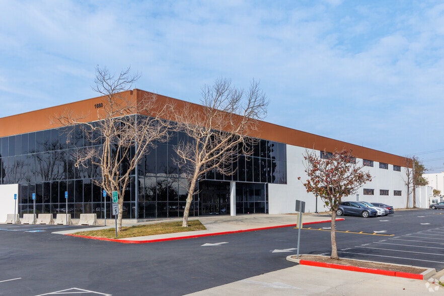 1660 Scenic Ave, Costa Mesa, CA to rent - Building Photo - Image 3 of 5