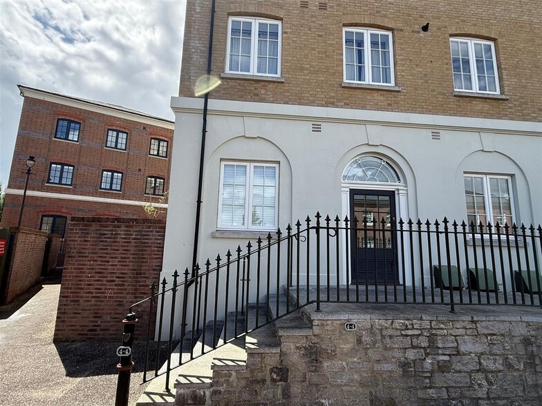 5 Crown Sq, Dorchester to rent - Building Photo - Image 3 of 6
